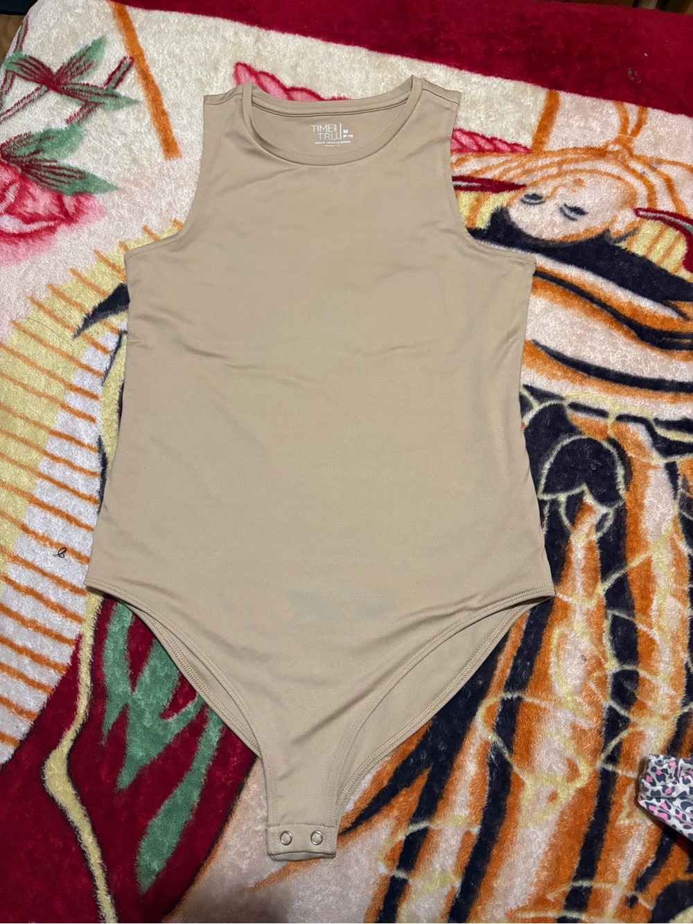 Time and Tru Women's Scoop Neck Short Sleeve Top in Taupe